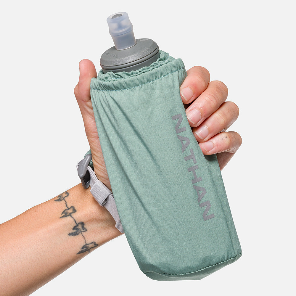 ソルト Pinnacle Soft Flask Insulated Handheld 18oz | Nathan Sports